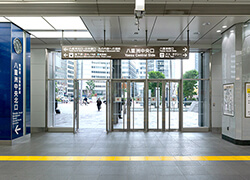 ①八重洲中央口を出て直進します。