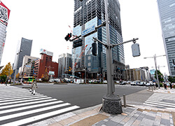 ②横断歩道があり、右手には建設現場が見えます。