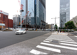 ③八重洲口を右手に横断歩道を渡り、さらに建築現場の方に向かって横断歩道を渡ります。