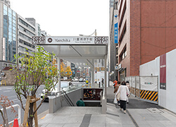 ④横断歩道を渡り直進すると八重洲地下街の26番出口と新生銀行の看板が見えます。さらに直進します。