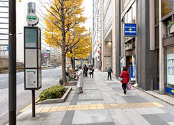 ⑤柳通りを過ぎると「通り三丁目」のバス停が見えてきます。さらに40mほど進むと右手に越前屋ビルが見えてきます。