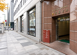 ⑥越前屋ビル入り口より入り、エレベーターで２階までお越しください。