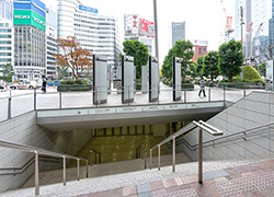 ②八重洲地下街への階段を下ります。