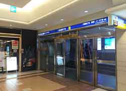 ④24番出口を地上に出て、右手のビルとなります。