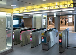 ①京橋駅明治屋方面改札口