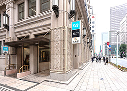 中央通りを日本橋方向にすすむ