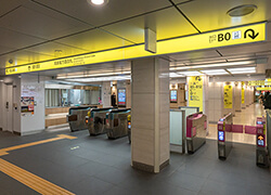 日本橋駅高島屋方面改札を出ます