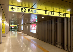 改札を出たらB3出口へ向かいます。