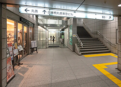 B3出口から地上へ上がります。