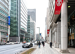 中央通りを銀座方向へすすむ